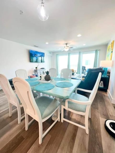 Sunset Dreams 304 Modern Madeira Beach Condo Heated Pool & Walk to Beach Apartment in Redington Beach