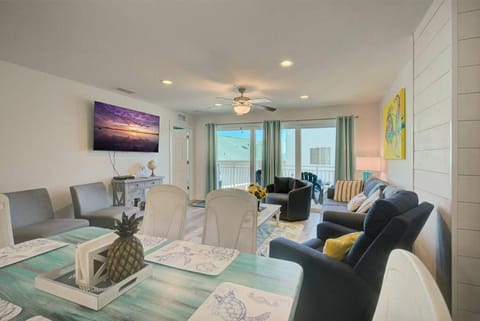 Sunset Dreams 304 Modern Madeira Beach Condo Heated Pool & Walk to Beach Apartment in Redington Beach