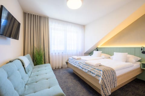 Bed, TV and multimedia, Photo of the whole room, Bedroom