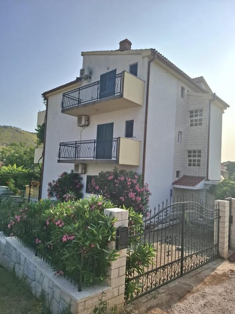Property building, Day