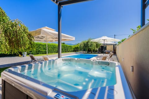 Day, Natural landscape, Hot Tub, Pool view, Swimming pool, sunbed