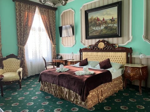 Bed, Seating area, Bedroom