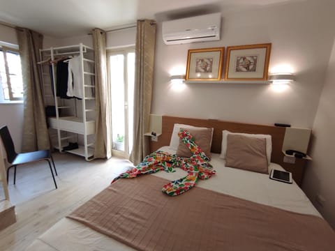 Bed, Bedroom, wardrobe, air conditioner
