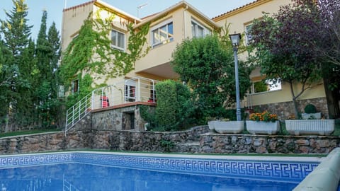 Property building, Garden, Swimming pool