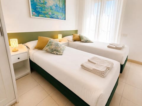 Bed, Photo of the whole room, towels