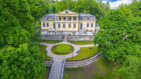 Property building, Patio, Restaurant/places to eat, Garden, Balcony/Terrace