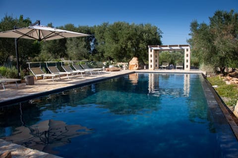 Swimming pool, sunbed