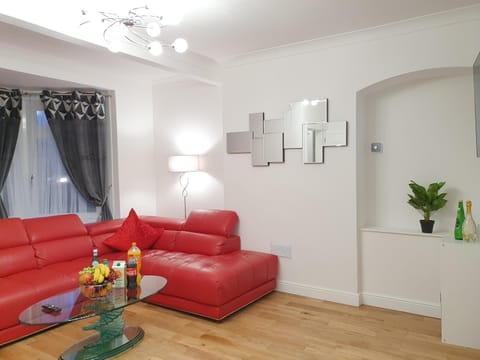 Glasgow Comfortable and Modern 3 Bedroom Mid Terraced Villa Apartment in Glasgow