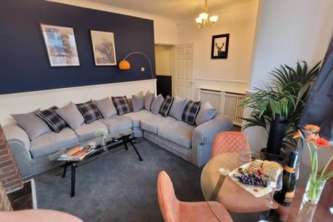 Near beach, Modern and Spacious 4 Bedroom House, Hot Tub, Wifi, Netflix, Parking House in Paignton