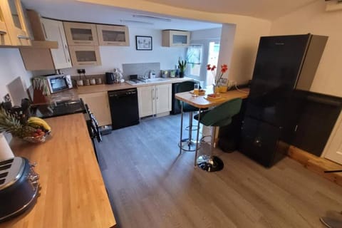 Near beach, Modern and Spacious 4 Bedroom House, Hot Tub, Wifi, Netflix, Parking House in Paignton