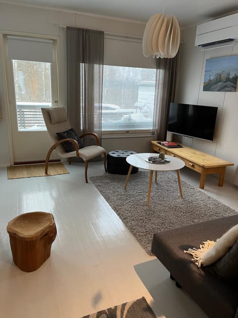 Communal lounge/ TV room, TV and multimedia, Living room, Seating area, air conditioner