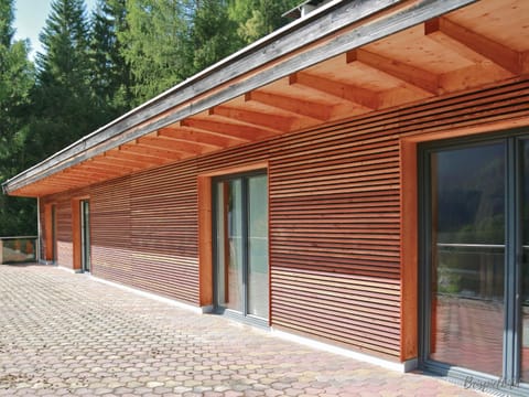 Property building, Day, Balcony/Terrace