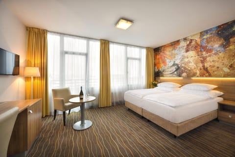 Bed, TV and multimedia, Seating area