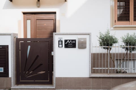 Facade/entrance