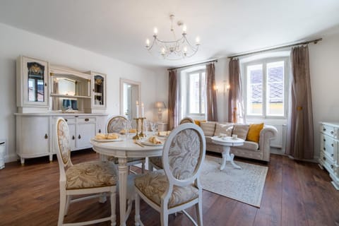 Living room, Seating area, Dining area, Area and facilities