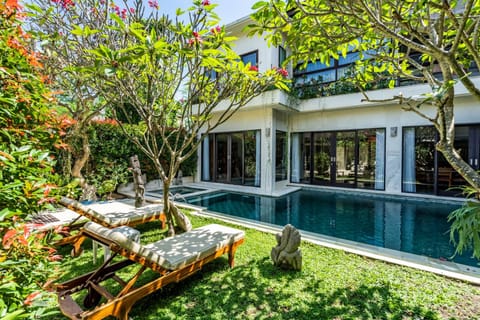 Property building, Patio, Garden, Swimming pool, sunbed