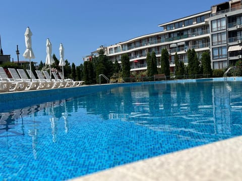 Property building, Day, Swimming pool, sunbed