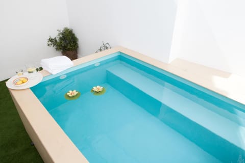 Swimming pool, Swimming pool