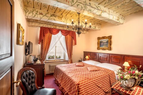 Bed, TV and multimedia, Bedroom
