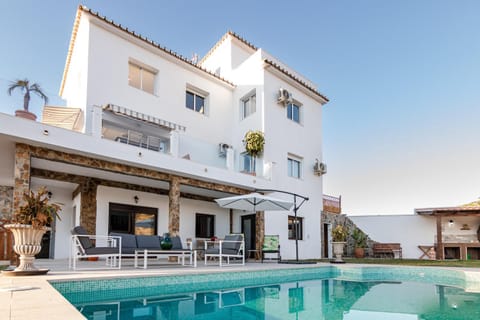 Property building, BBQ facilities, Swimming pool