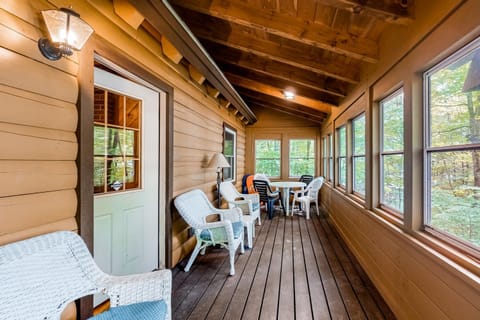 Lake View Cottage House in Wayne