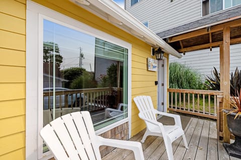 Captain's Quarters - Cabana House in Depoe Bay