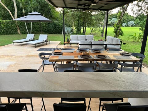 Patio, Spring, Day, Natural landscape, Garden, Living room, Seating area, Dining area, Garden view