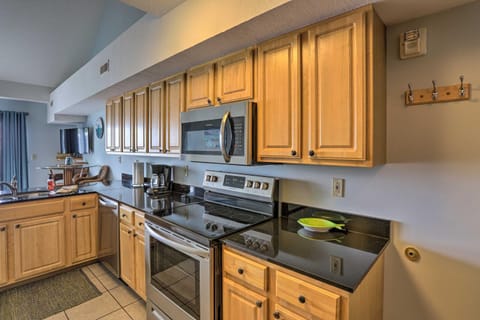 Resort-Style Condo with Lake-View Balcony! Apartment in Lake Erie