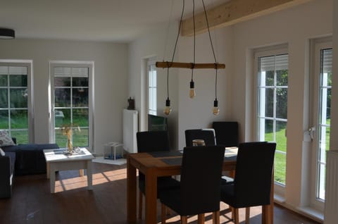 TV and multimedia, Living room, Seating area, Dining area