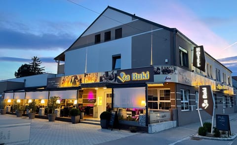 Property building, Restaurant/places to eat