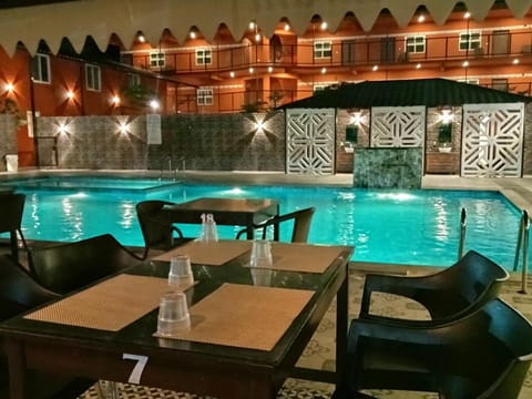 Property building, Restaurant/places to eat, Pool view, Swimming pool, Breakfast