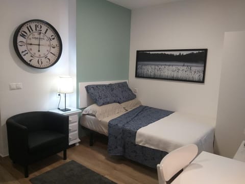 Bed, Living room, Photo of the whole room, Seating area, Bedroom