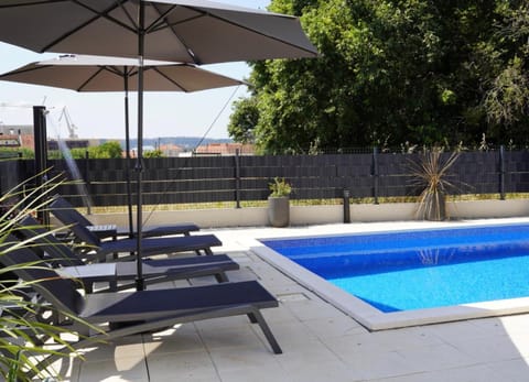 Patio, Day, Spa and wellness centre/facilities, Pool view, Swimming pool, sunbed