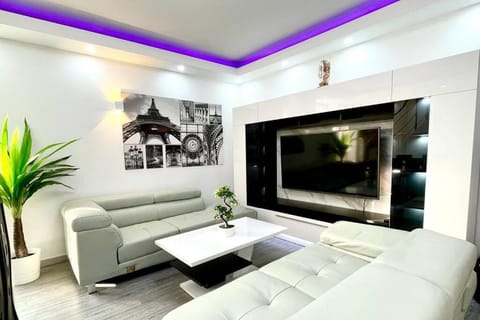 Communal lounge/ TV room, TV and multimedia, Living room
