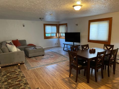 Charming and cozy downtown Bozeman 3 bedroom condo Walk to dinner and drinks Apartment in Bozeman