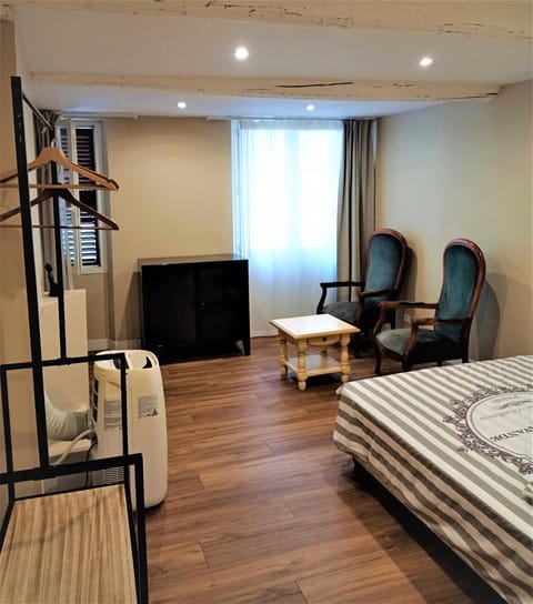 TV and multimedia, Photo of the whole room, Seating area