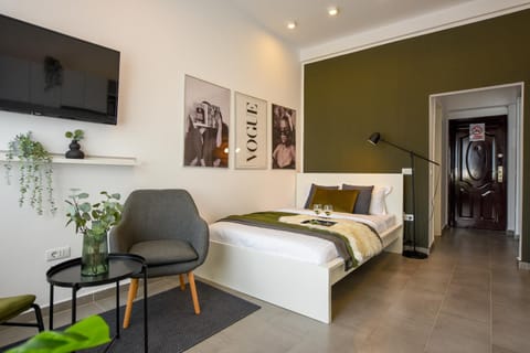 Bed, TV and multimedia, Photo of the whole room, Seating area, Bedroom