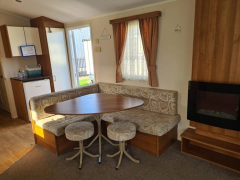 TV and multimedia, Kitchen or kitchenette, Living room, Seating area, Dining area