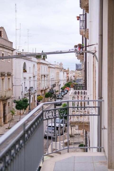 Balcony/Terrace, Street view
