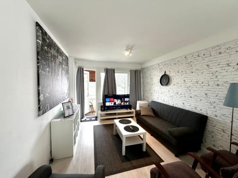 Communal lounge/ TV room, TV and multimedia, Living room, Seating area, Evening entertainment
