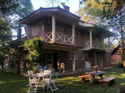 Property building, Patio, Day, Garden, Dining area, Garden view