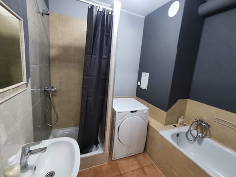 Shower, Toilet, Bathroom, Bath, towels, dryer