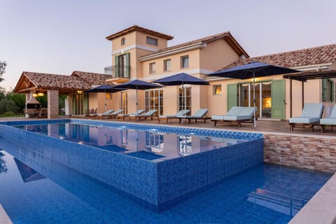 Property building, Hot Tub, Swimming pool, Swimming pool, sunbed