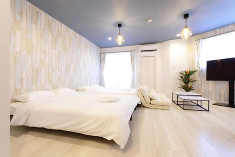 Bed, TV and multimedia, Photo of the whole room, Bedroom