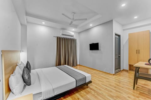 Bed, TV and multimedia, Bedroom, fireplace, heating, locker, wardrobe, air conditioner