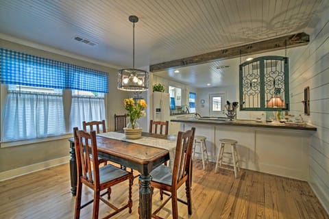 Pet-Friendly Brenham Cottage with Yard! House in Brenham
