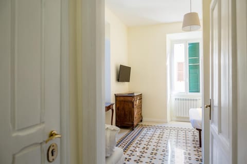 Bed, TV and multimedia, Bedroom