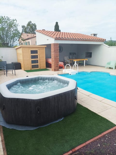 Hot Tub, Swimming pool