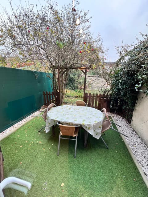 F2 avec terrasse Apartment in Saint-Denis, France