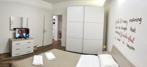Bed, TV and multimedia, Photo of the whole room, Bedroom, towels, wardrobe